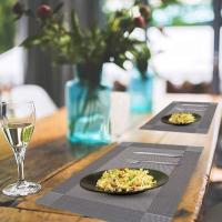 Juego de 10 manteles individuales de PVC antideslizantes y lavables para mesa de comedor y cocina, 45x30 cm (gris plateado) - details 1
