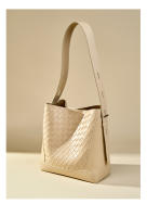 Bolso de hombro de cuero tejido a mano de gran capacidad a la moda bandolera bandolera bandolera para mujer - details 16