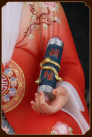 El Señor Estelar, matrimonio de personas mayores bajo la luna, sosteniendo una cuerda roja y estatua de la Doncella Roja en casa, sirviendo como decoración para el - details 5