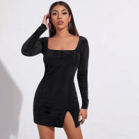 Vestido de manga larga de terciopelo de cuello cuadrado de mujer - details 1