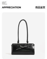 Bolso de lujo ligero francés para las axilas, nuevo bolso baguette para mujer, bolso de hombro tipo almohada portátil de alta gama. - details 10