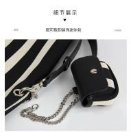 Bolso de mano informal de gran capacidad, de lona a rayas, con un solo hombro oblicuo. - details 17