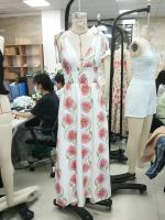 Vestido largo de mujer sin mangas, corte en A, cuello en V profundo, hombros descubiertos ahumados, cintura de flores - details 1