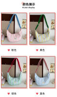 Bolso de mensajero de gran capacidad para estudiantes informales, nuevo bolso de hombro versátil a rayas de color en contraste para mujer, bolso de viaje personalizado tipo dumpling. - details 3