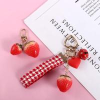 Joyería roja de fruta para mujer, dijes para llave de coche, regalo para amigo, llavero de corazón de fresa, colgante para mochila, Accesorios para llaveros - details 0