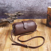 Europea y americana retro de cuero de la PU boca bolsa dorada doctor bolsa clip bolsa casual mini bolsa de mensajero - details 28