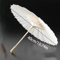 Un paraguas de papel blanco para decoración de bodas - sombrilla nupcial tradicional china hecha a mano - accesorio fotográfico y accesorio de fiesta - details 3