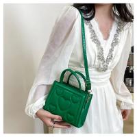 1 bolso elegante de color sólido para mujer con correa desmontable - Diseño con patrón de corazón, perfecto para regalo del Día de San Valentín, disponible en magenta, blanco, negro, verde, amarillo - details 13