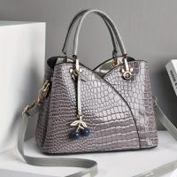 2022 El bolso de mano de textura de cocodrilo sintético más nuevo y moderno para mujer con colgante de cereza: elegante bolso y bolso de hombro negro y rojo, cierre de cremallera, forro de poliéster, detalle de pintura en los bordes, bolso | Bolso elegant - details 7