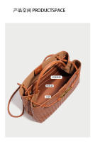 Nuevo Bolso popular Bolso de mano tejido con hebilla de cuerda de metal Bolso de hombro Bolso de mujer retro de gran capacidad átil - details 6