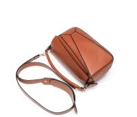 2025 Nuevo bolso de hombro para mujer: bolso de almohada acolchado geométrico de primavera, bolso cruzado con diseño de retales, mochila de lujo de alta gama Fashionab - details 11