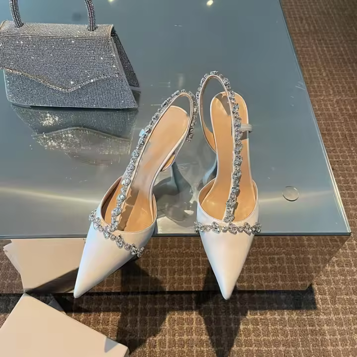 Sandalias blancas de tacón alto, tacón de aguja y puntera de strass. - 1