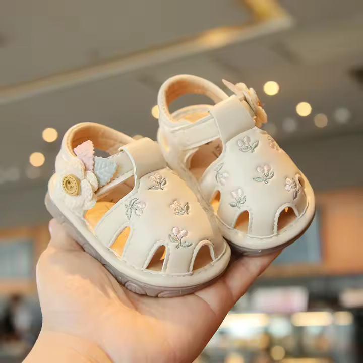 Sandalias huecas de verano para niños pequeños, zapatos transpirables de suela suave para niña, bolsa para la cabeza de princesa - 1