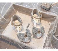 Los nuevos zapatos de princesa de cristal con tacón alto para niños muestran el espectáculo de las sandalias del anfitrión del escenario. - details 9