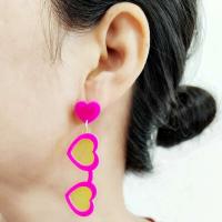 Kuguys - Hermosas gafas de sol para mujer, aretes colgantes en forma de corazón, joyería acrílica de playa Trcal de verano, blanco, rosa y rojo - details 2