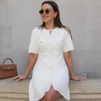 Elegante Vestido Mini de Punto Blanco Ajuste Delgado, Manga Corta, Botón de Metal - details 4