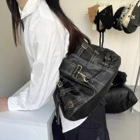 1 bolso bandolera de cuero sintético estilo steampunk, bolso hobo gótico con tachuelas y detalle de cinturón con ojales, cierre de cremallera, forro de poliéster - Negro, bolso bandolera pequeño - details 3
