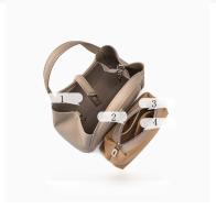 Bolso bandolera cruzado de piel de vaca con capa frontal y bolso de mano tipo cesta vegetal para mujer - details 2