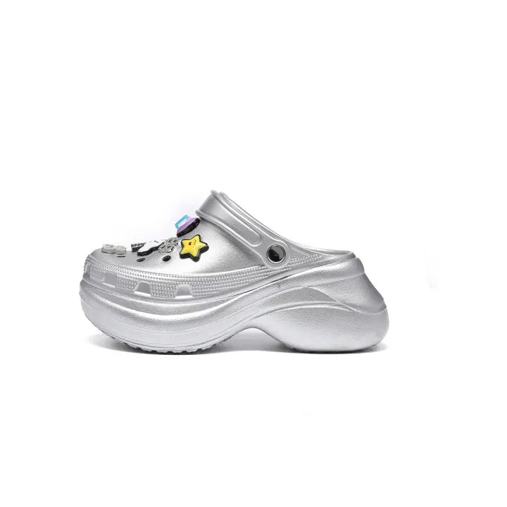 Zapatillas de plataforma con agujeros para mujer, a la moda, con suela de EVA suave, estilo bolsa de plata, zapatillas geniales. - 1