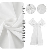 Vestido Xiaoxiangfeng de algodón y lino con cuello en V, manga abullonada y lazo, nuevo para otoño e invierno, versátil, de color blanco sólido. - details 2