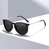 El conductor masculino conduce gafas de sol polarizadas metálicas para deslumbrar las gafas de sol - details 14