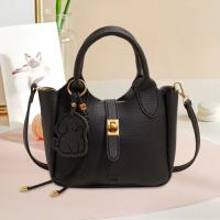 Bolso de mano elegante con forma de cubo cruzado inclinado, bolso de mano con colgante de cachorro para mujer, bolso de hombro de cuero de PU de alta gama con patrón de lichi, primavera y verano - details 9