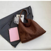Bolso de gran capacidad para viaje informal retro para mujer, nuevo bolso de mano de gamuza para otoño e invierno, bolso de hombro versátil de nicho. - details 47