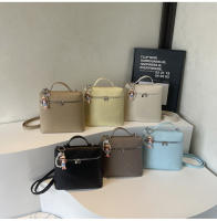 Mochila de viaje diario personalizada de PU de color sólido 2025, bolso cruzado simple de un solo hombro, bolso vertical para mujer - details 15