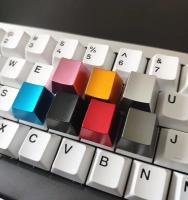 Tapa de tecla de aleación de aluminio, elaborada con precisión mediante maquinaria CNC, una pieza de artesanía metálica perfecta como accesorio para juegos. Con un diseño anime atractivo, combina estética y funcionalidad, siendo totalmente compatible con - details 2