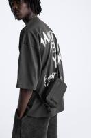 Nuevo bolso de hombre, negro de goma, mini bandolera informal, bolso de mensajero versátil, moderno y pequeño bolso cuadrado de moda. - details 1