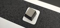 Tapa de tecla de aleación de aluminio, elaborada con precisión mediante maquinaria CNC, una pieza de artesanía metálica perfecta como accesorio para juegos. Con un diseño anime atractivo, combina estética y funcionalidad, siendo totalmente compatible con - details 8