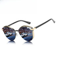 El conductor masculino conduce gafas de sol polarizadas metálicas para deslumbrar las gafas de sol - details 1