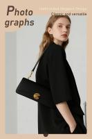 Bolso bandolera de cuero genuino para mujer - Bolso negro minimalista elegante con correa ajustable, cierre magnético y cierre dorado, bolso versátil para el día a día para atuendos informales o formales, bolso bandolera, accesorio elegante para mujer - details 2
