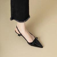Sandalias de tacón medio de charol puntiagudo rojo vino francés para mujer, zapatos vacíos Retro con tacón ajustado en la espalda, novedad de verano 2025 - details 13