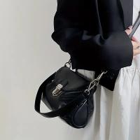 Bolso de hombro con textura de nube arrugada para mujer con correa ajustable y cierre metálico - Bolso cruzado versátil negro elegante para uso diario, 23x14x7cm, bolso cruzado lindo, bolso informal, accesorio elegante, detalles elegantes - details 4