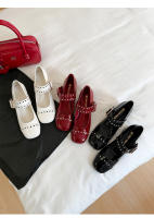 Nuevos zapatos franceses Mary Jane cabeza cuadrada diseño de hebilla de una palabra tacón medio grueso boca poco profunda zapatos individuales charol de mujer - details 24