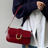 Bolso bandolera pequeño de charol para mujer con solapa, diseño vintage rojo - details 3