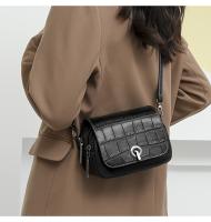 Elegante bolso cruzado negro de cuero genuino para mujer con patrón de cocodrilo, correa desmontable y cierre de cremallera - Bolso de hombro compacto para uso diario, bolso de viaje seguro |   Accesorio Elegante |   Bolso de cuero genuino, bolso cruzado - details 2
