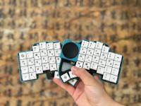 Kit De Teclado Dividido Dilema Max Pers. Cableado, Modo Único, Perilla Hot-swap, Mecánico Con Touchpad Para Ratón Simulado Y Interruptores Vial MX. Combina versatilidad, intercambiable, perilla de control y panel táctil, ideal para entusiastas y usuarios - details 11