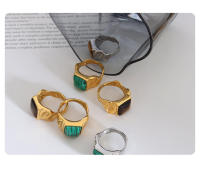 Anillo personalizado ligero de lujo con incrustaciones de piedra de arce de titanio de ojo de tigre natural apilable - details 6