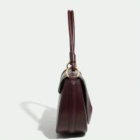Bolso de sillín para mujer en color burdeos - Cuero sintético de alta calidad con cierre magnético en tono dorado, correa de hombro ajustable y costuras en contraste - Versátil para viajes, oficina, compras - Incluye correa para la muñeca - Regalo perfect - details 1