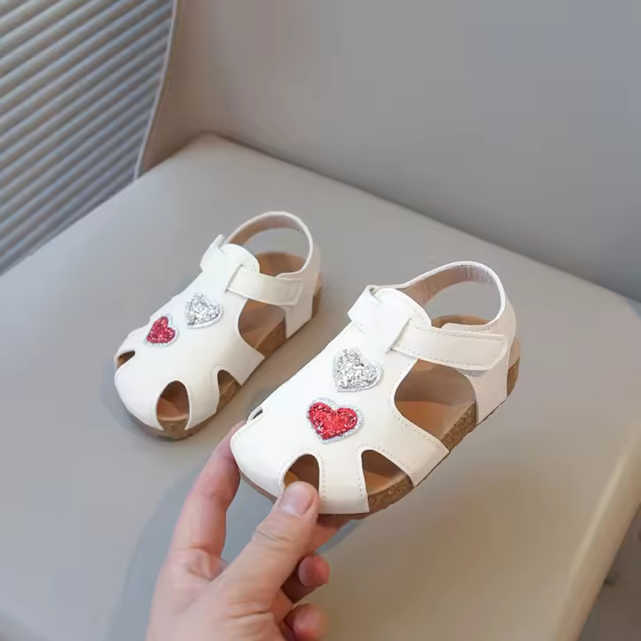 Sandalias de verano para niñas pequeñas, zapatos de princesa dulce con corazón decorativo, punta abierta, moda 2025, nuevos zapatos de playa para niños, suaves y calientes - 1