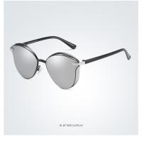 El conductor masculino conduce gafas de sol polarizadas metálicas para deslumbrar las gafas de sol - details 34