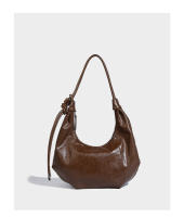 Bolso retro marrón tipo bola de masa, bolso de axila plisado premium para viajeros, nueva bolsa de sillín de moda. - details 14