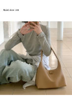 Nicho de gama alta sentido bolso de hombro de gran capacidad casual y versátil otoño simple pu bolso de cuero suave mujer - details 5