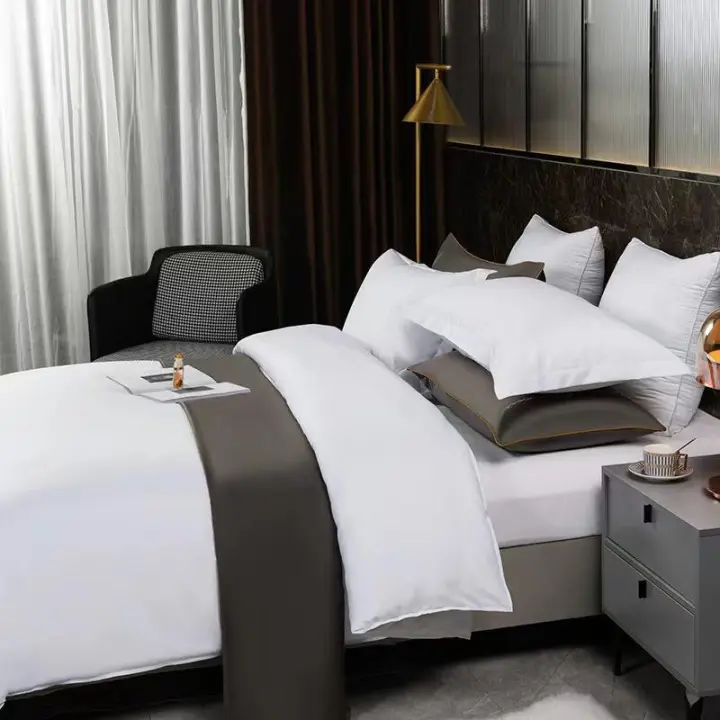 Juego de cuatro piezas de color blanco puro para casa de familia: funda nórdica, almohada, sábana, ropa de cama y protector de colchón - 1