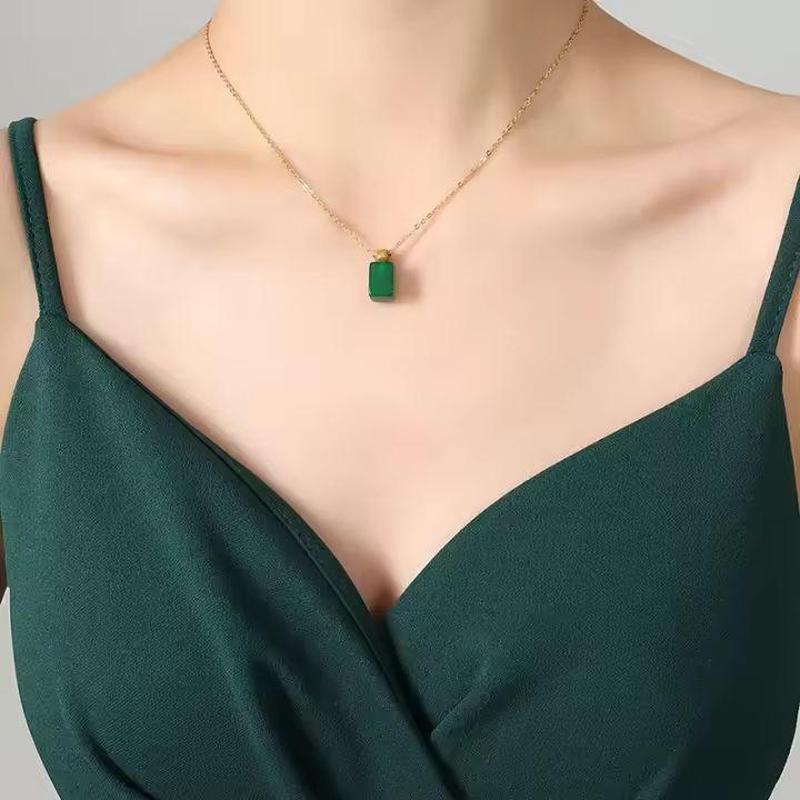Collar con colgante de cristal esmeralda, joyería chapada en oro de acero de titanio que no se decolora, estilo Unisex, diseño retro, sentido de la personalidad - 1