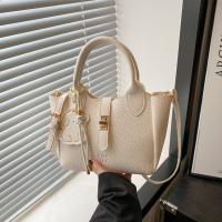 Bolso de mano elegante con forma de cubo cruzado inclinado, bolso de mano con colgante de cachorro para mujer, bolso de hombro de cuero de PU de alta gama con patrón de lichi, primavera y verano - details 33
