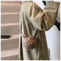 Bolso cruzado con estampado de leopardo para mujer, bolsa pequeña y redonda con cadena, a la moda, novedad de 2024 - details 16