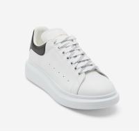 Los zapatos blancos de McQueen están de moda y son versátiles. - details 2